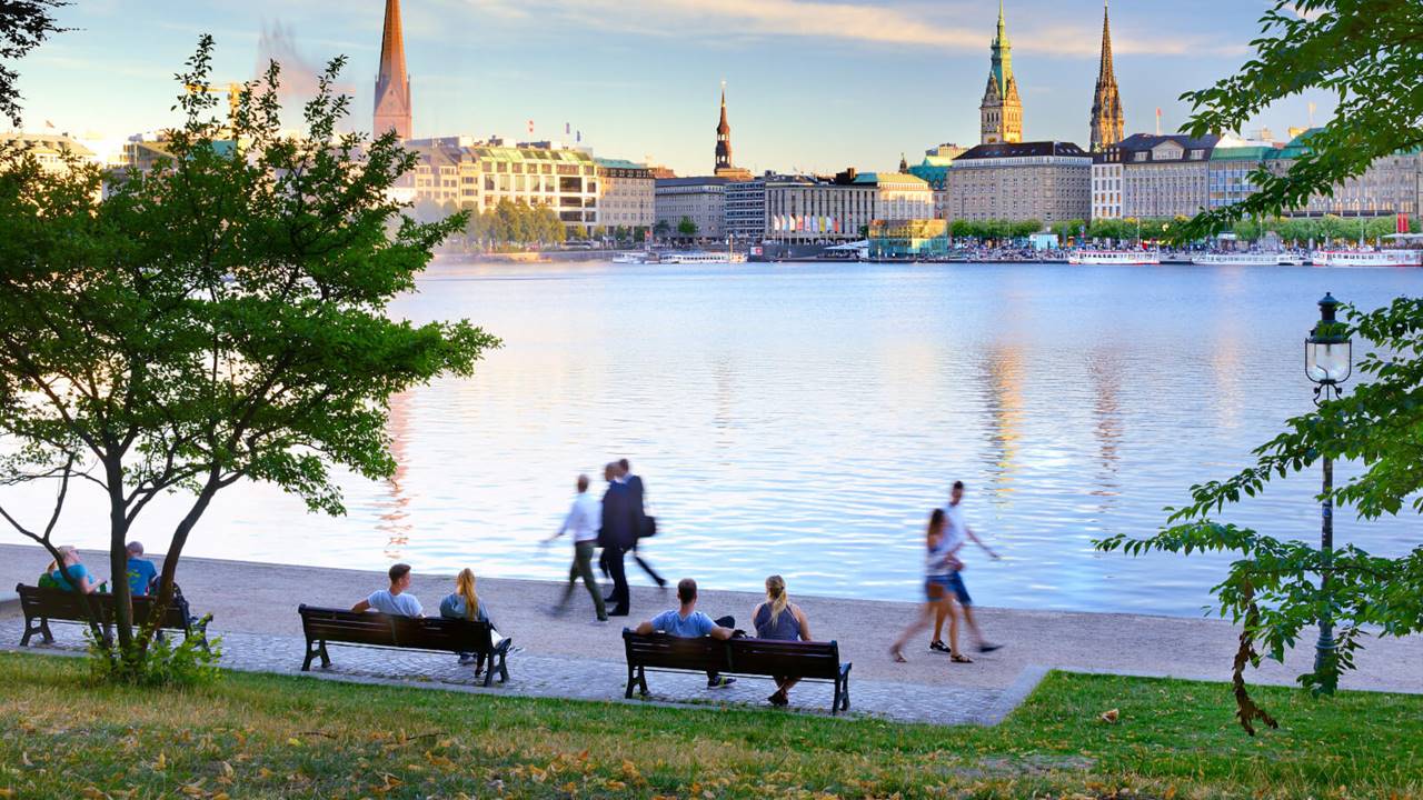 hamburg binnenalster mit rathaus und st nikolaus